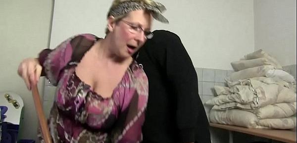  I fuck my beautiful aunt in the laundry room